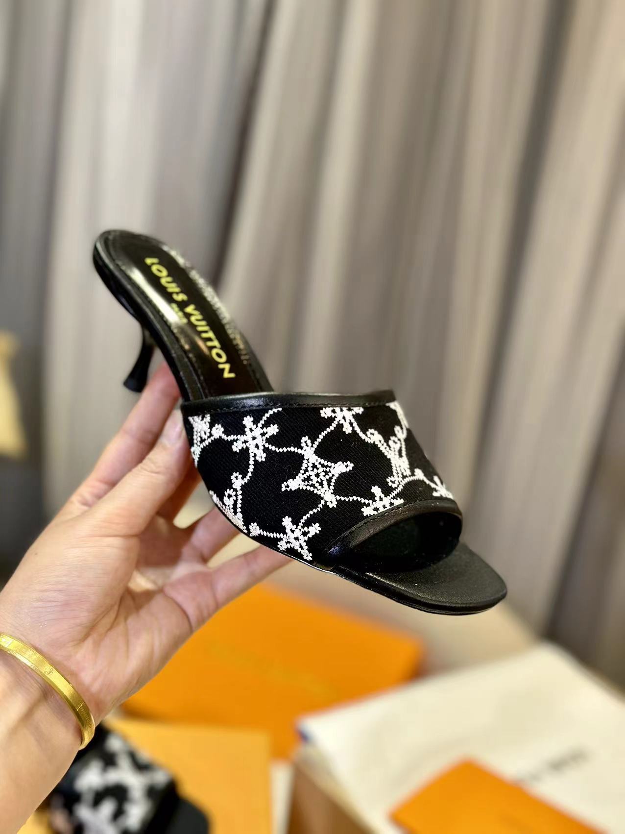 NEO REVIVAL HIGH MULE 55 MM IN BLACK EMBROIDERED FABRIC