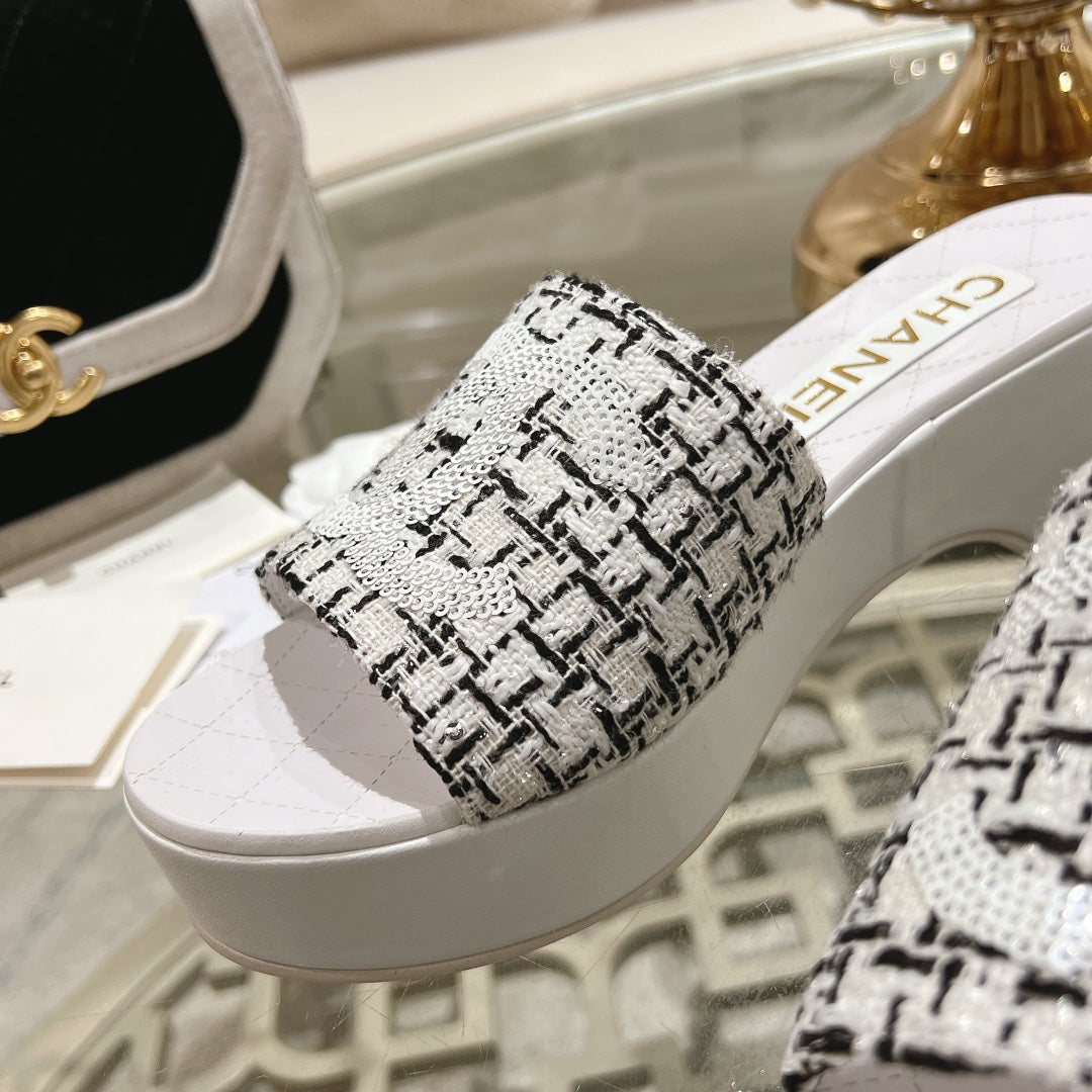 WEDGE PLATFORM IN BLACK MIX WHITE FABRIC WITH LOGO