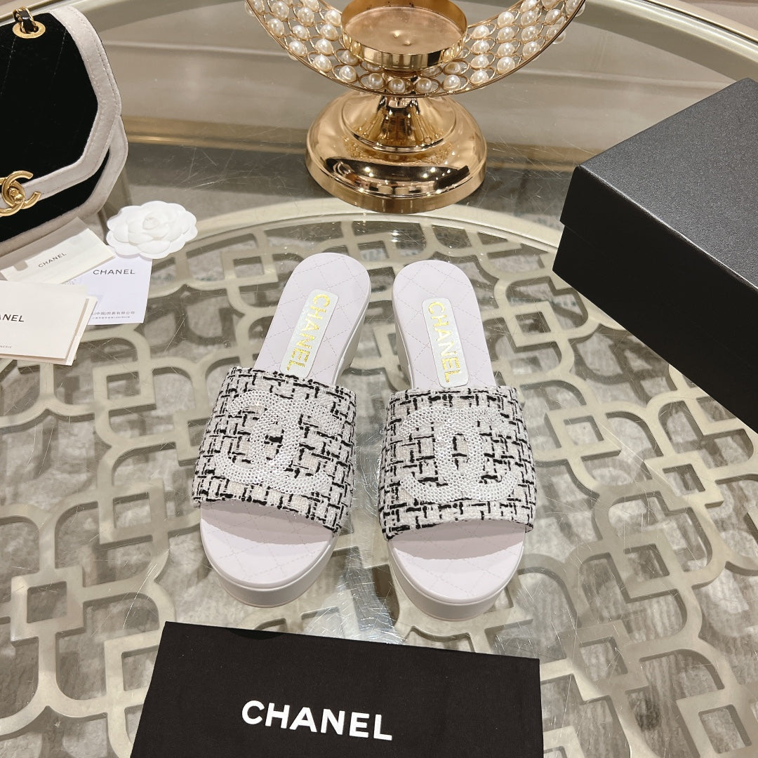 WEDGE PLATFORM IN BLACK MIX WHITE FABRIC WITH LOGO
