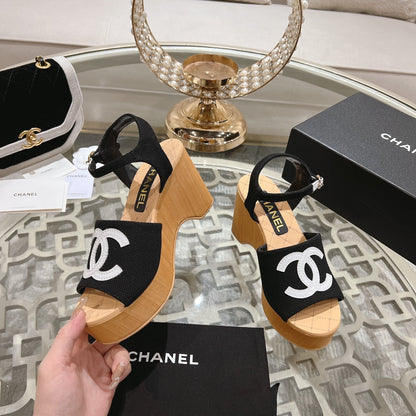 WEDGE SANDALS IN BLACK LAMBSKIN WITH WHITE LOGO