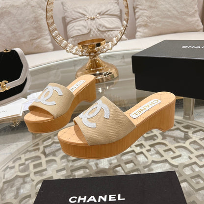WEDGE PLATFORM IN BEIGE CREAM LAMBSKIN WITH WHITE LOGO