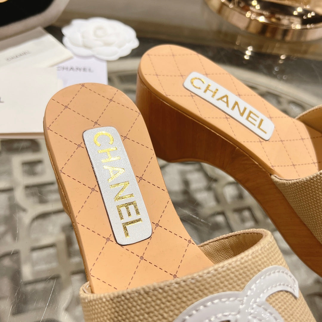 WEDGE PLATFORM IN BEIGE CREAM LAMBSKIN WITH WHITE LOGO
