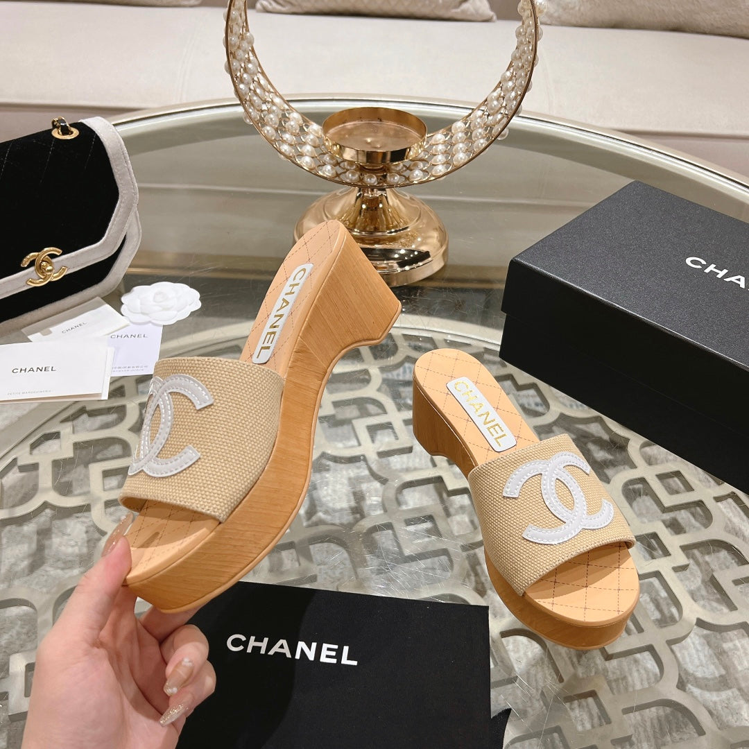 WEDGE PLATFORM IN BEIGE CREAM LAMBSKIN WITH WHITE LOGO