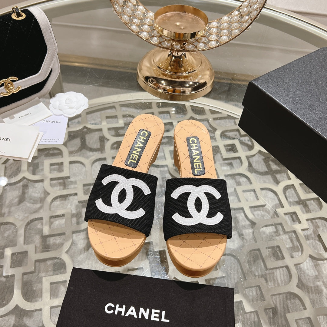 WEDGE PLATFORM IN BLACK LAMBSKIN WITH WHITE LOGO