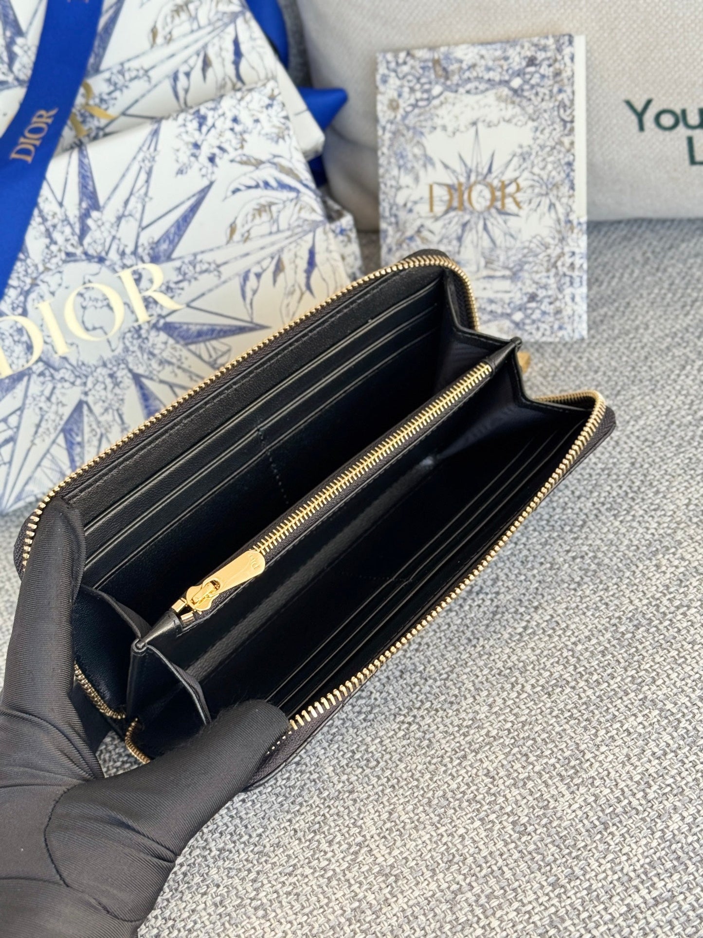 VERTICAL LONG ZIP WALLET 20 IN BLACK QUILTED ALLOVER CALFSKIN