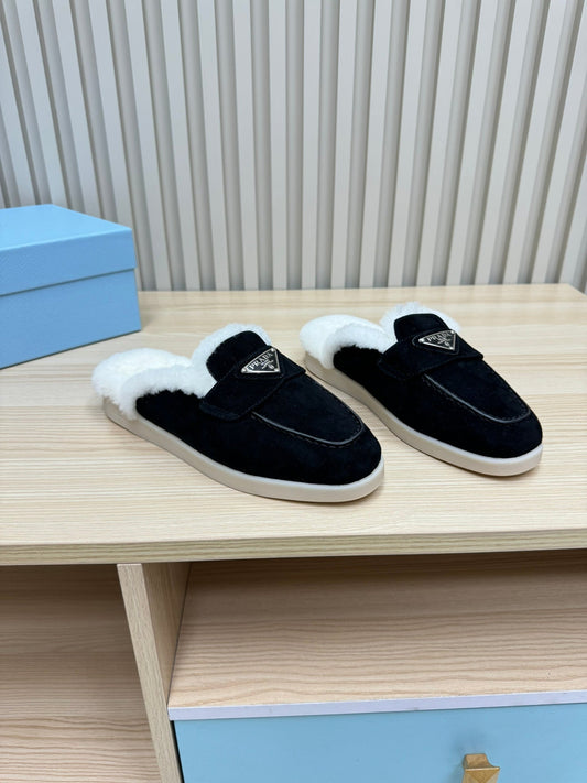 TRIANGLE LOGO FLATS IN BLACK SUEDE AND FUR LINING