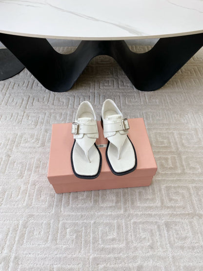THONG SANDALS IN WHITE LAMBSKIN WITH SILVER BUCKLE