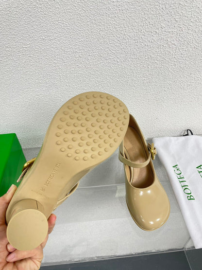 ATOMIC MARY-JANE PUMP 9 CM IN BISQUE BEIGE CALFSKIN