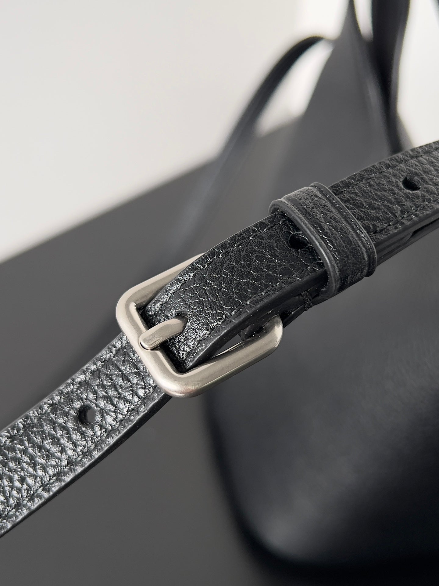 SILVER LOCKER SHOULDER BAG 24 IN BLACK CALFSKIN