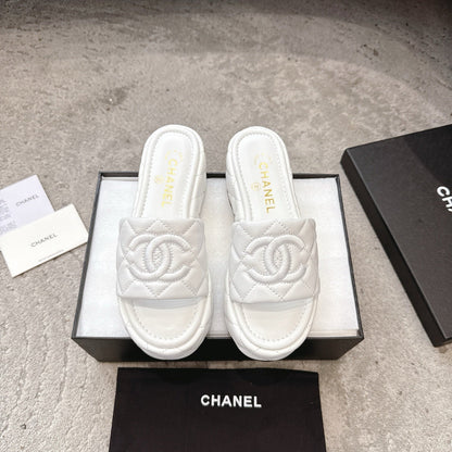 WEDGE HEELS IN WHITE CALFSKIN QUILTED