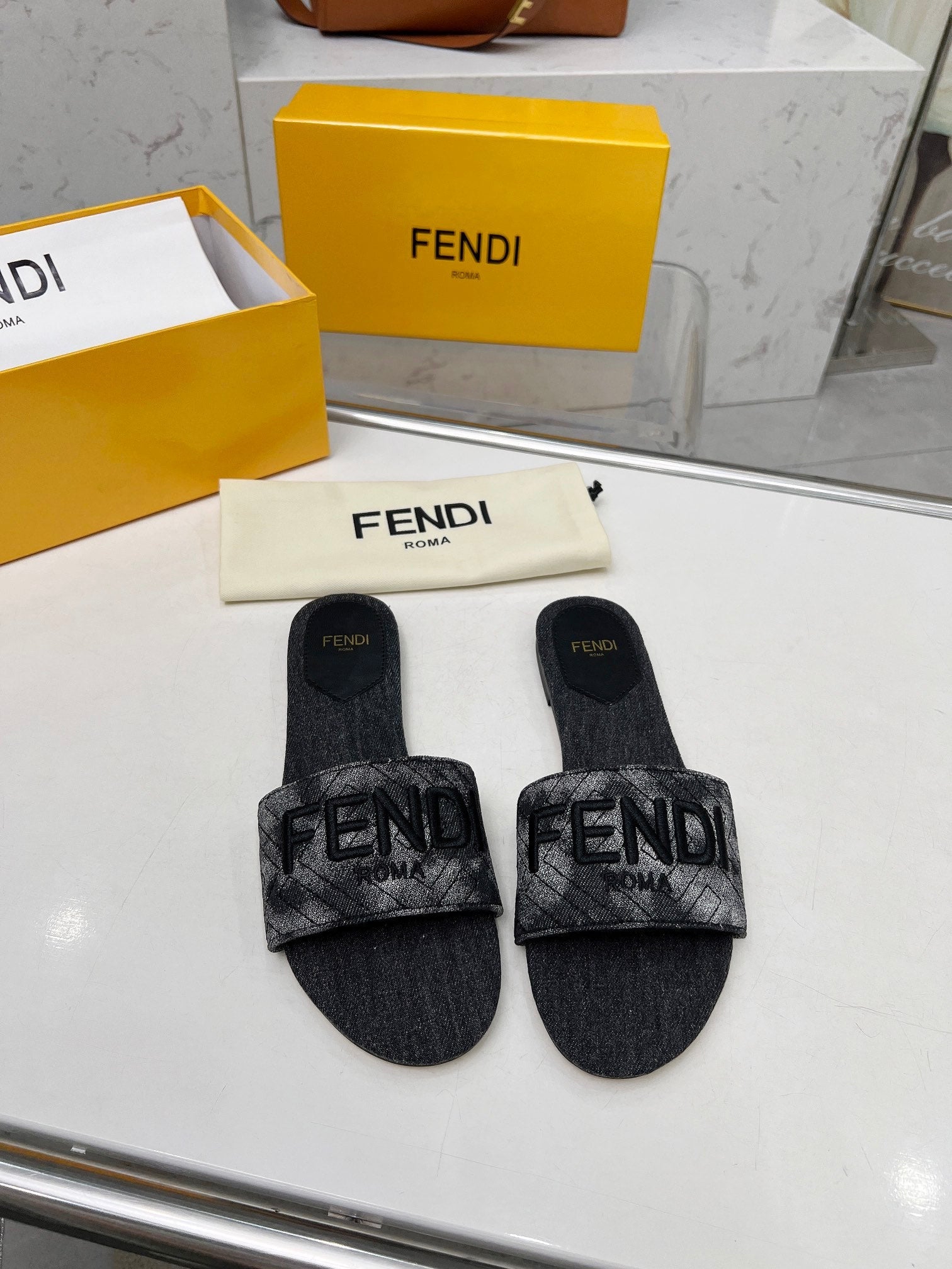 FF 5 BLACK CANVAS SLIDE