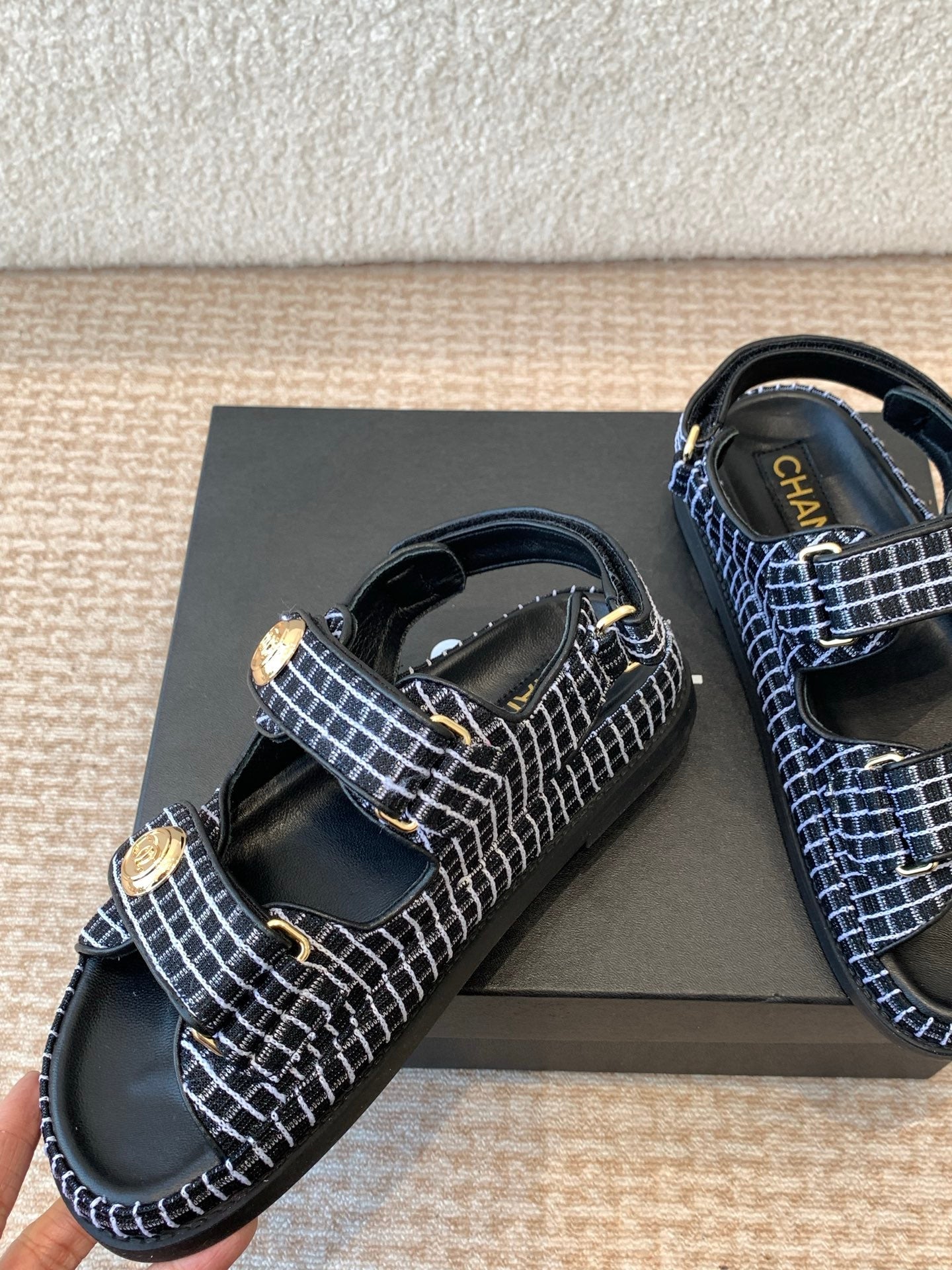DAD SANDAL IN BLACK MIX WHITE DENIM FABRIC