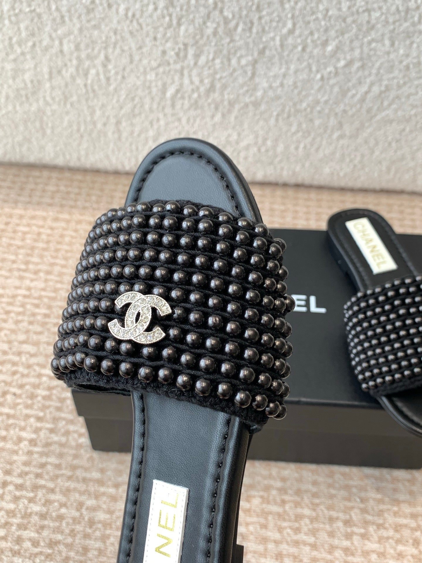 FLAT SLIDE IN BLACK LAMBSKIN WITH PEARLS