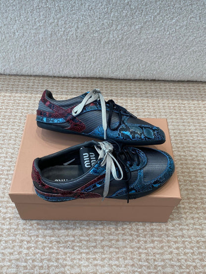 GYMNASIUM SNEAKER IN BLACK FABRIC AND BLUE SNAKE EFFECT CALFSKIN