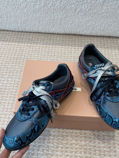 GYMNASIUM SNEAKER IN BLACK FABRIC AND BLUE SNAKE EFFECT CALFSKIN