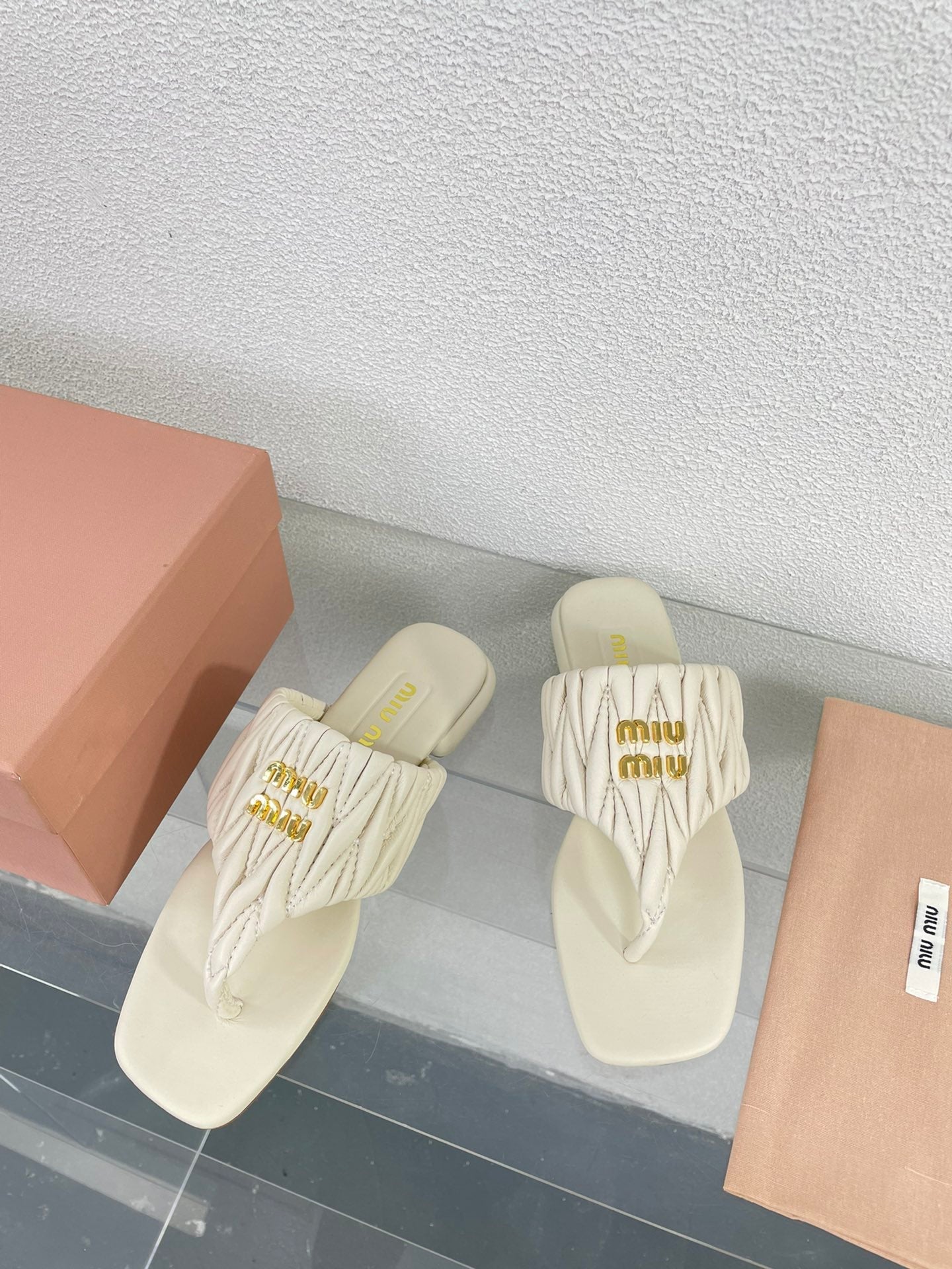 Flip-Flops Cream Leather Stylized