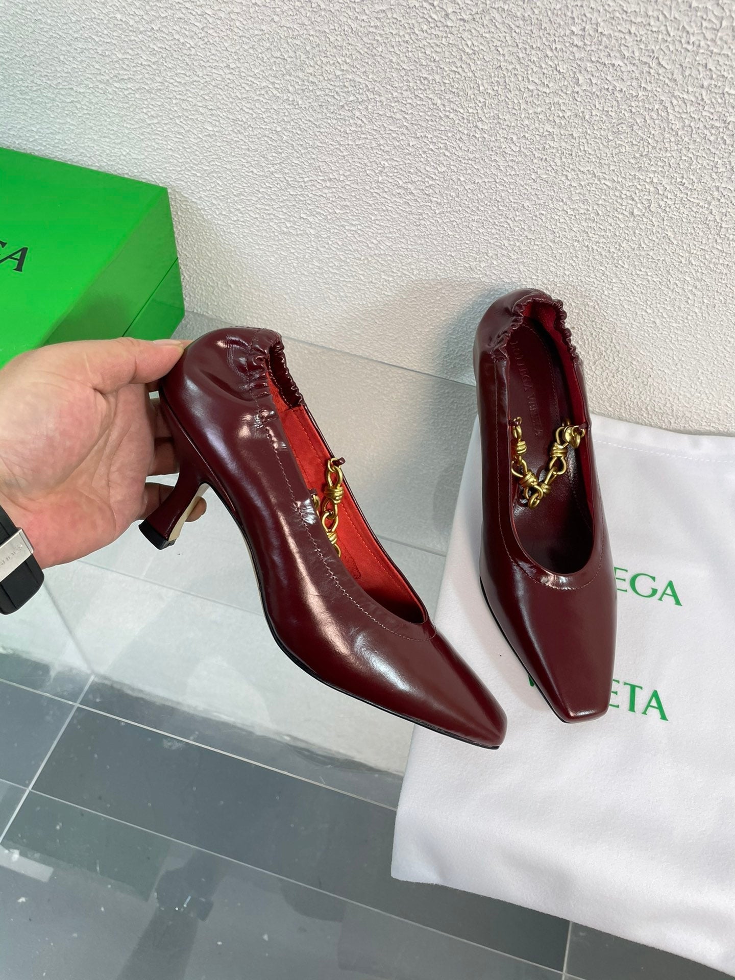SHARP CHAIN PUMP 6 CM IN MAHOGANY RED CALFSKIN