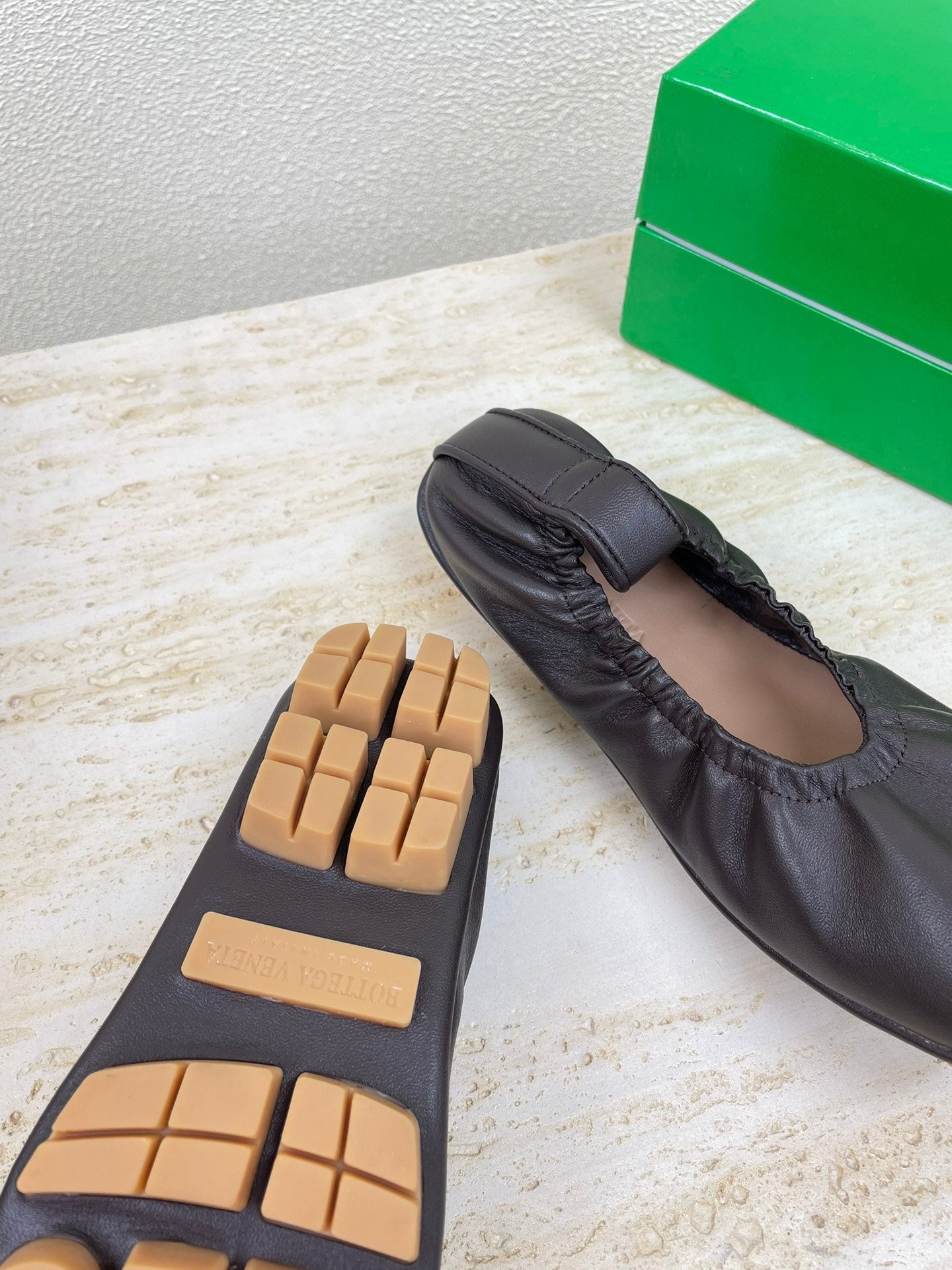 ELASTIC BALLERINA FLATS IN CHOCOLATE BROWN LAMBSKIN