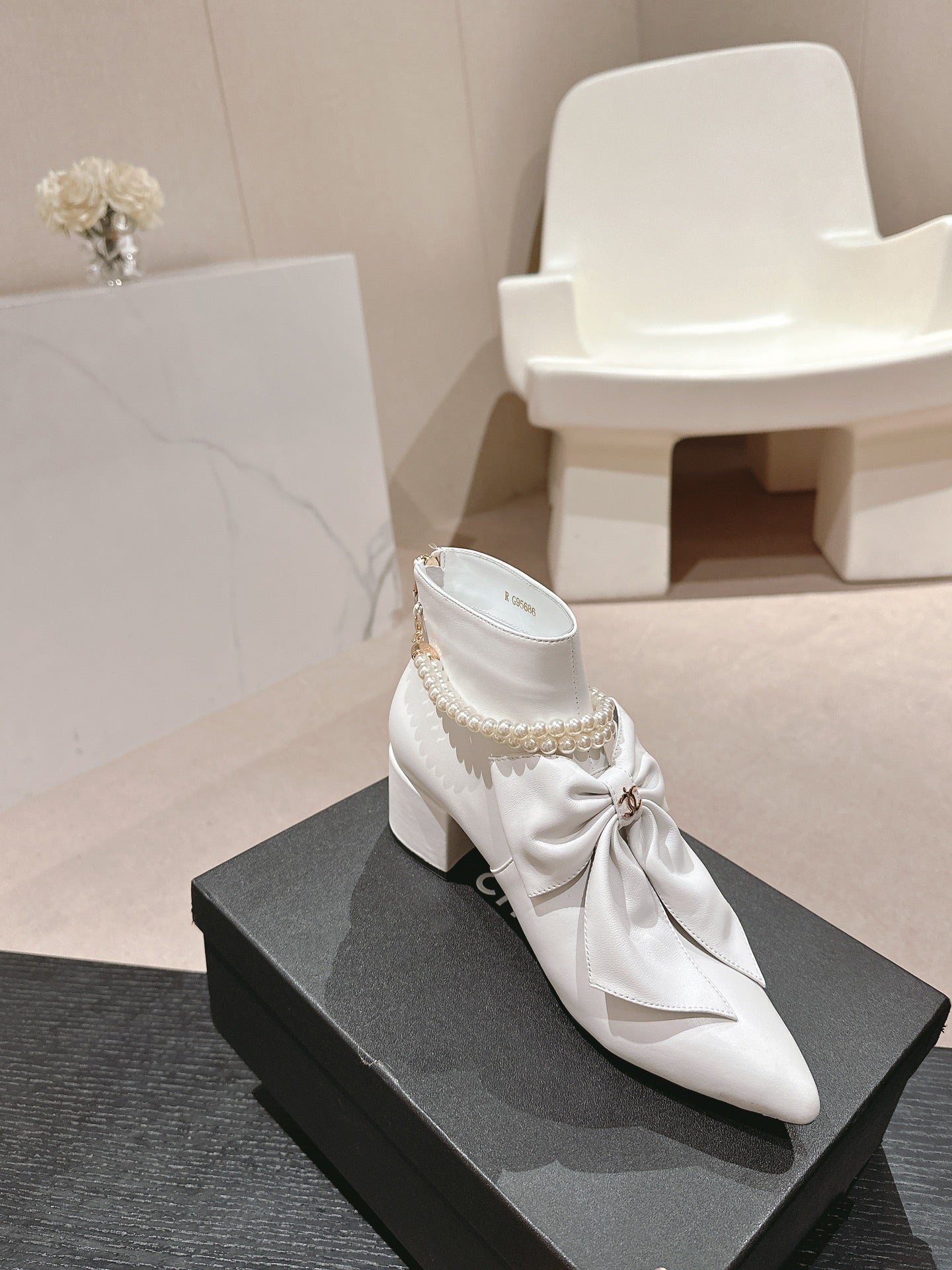 SHORT BOOTS IN WHITE SHEEPSKIN WITH BOW