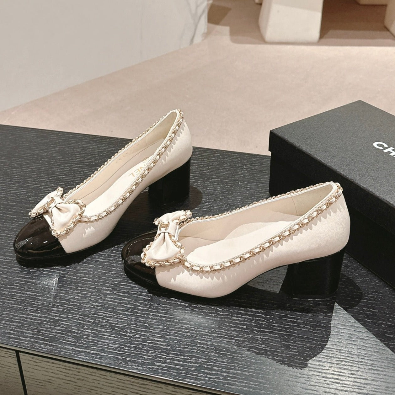 BOWKNOT HIGH HEELS IN WHITE MIX BLACK SHEEPSKIN