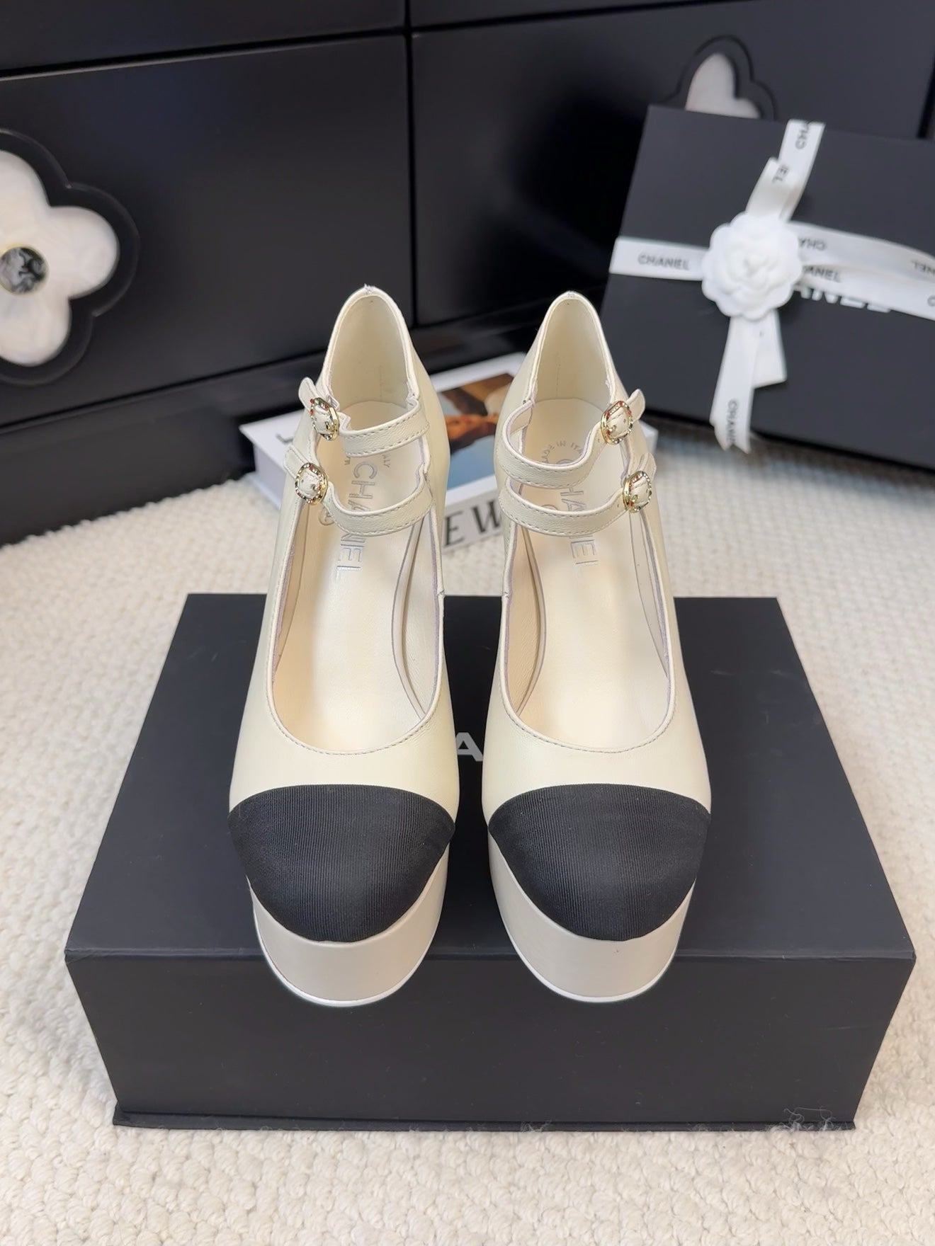 FLATFORM SANDAL IN PALE YELLOW CALFSKIN AND BLACK FABRIC
