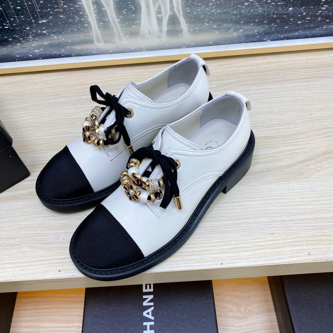 CC COMBAT OXFORD SHOES IN WHITE WRINKLED CALFSKIN AND BLACK GROSGRAIN WITH FAUX PEARL