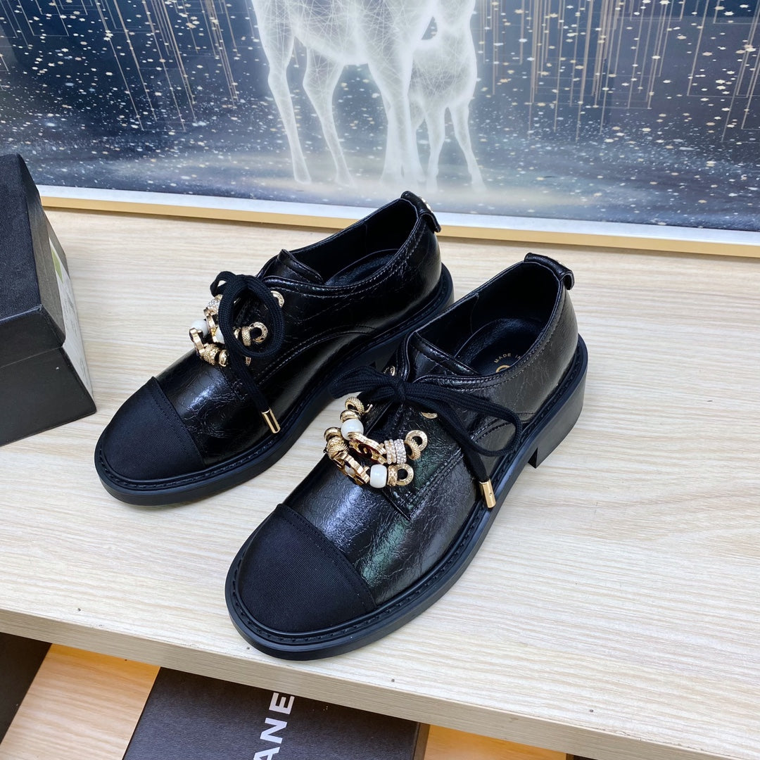 CC COMBAT OXFORD SHOES IN BLACK WRINKLED CALFSKIN AND GROSGRAIN WITH FAUX PEARL