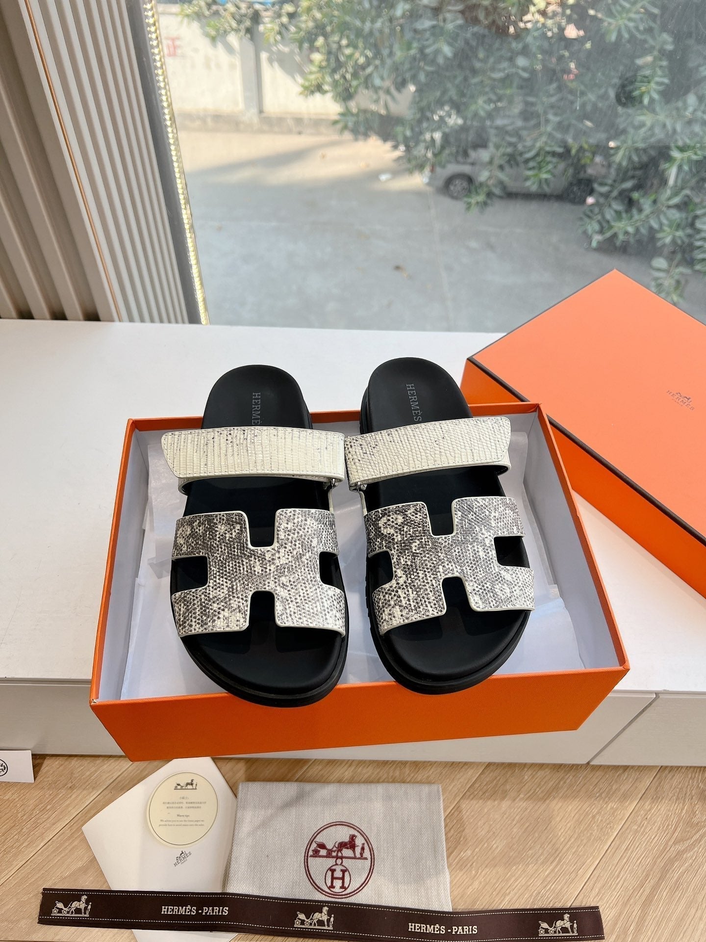 CHYPRE SANDAL IN WHITE MIX BLACK LIZARD SKIN