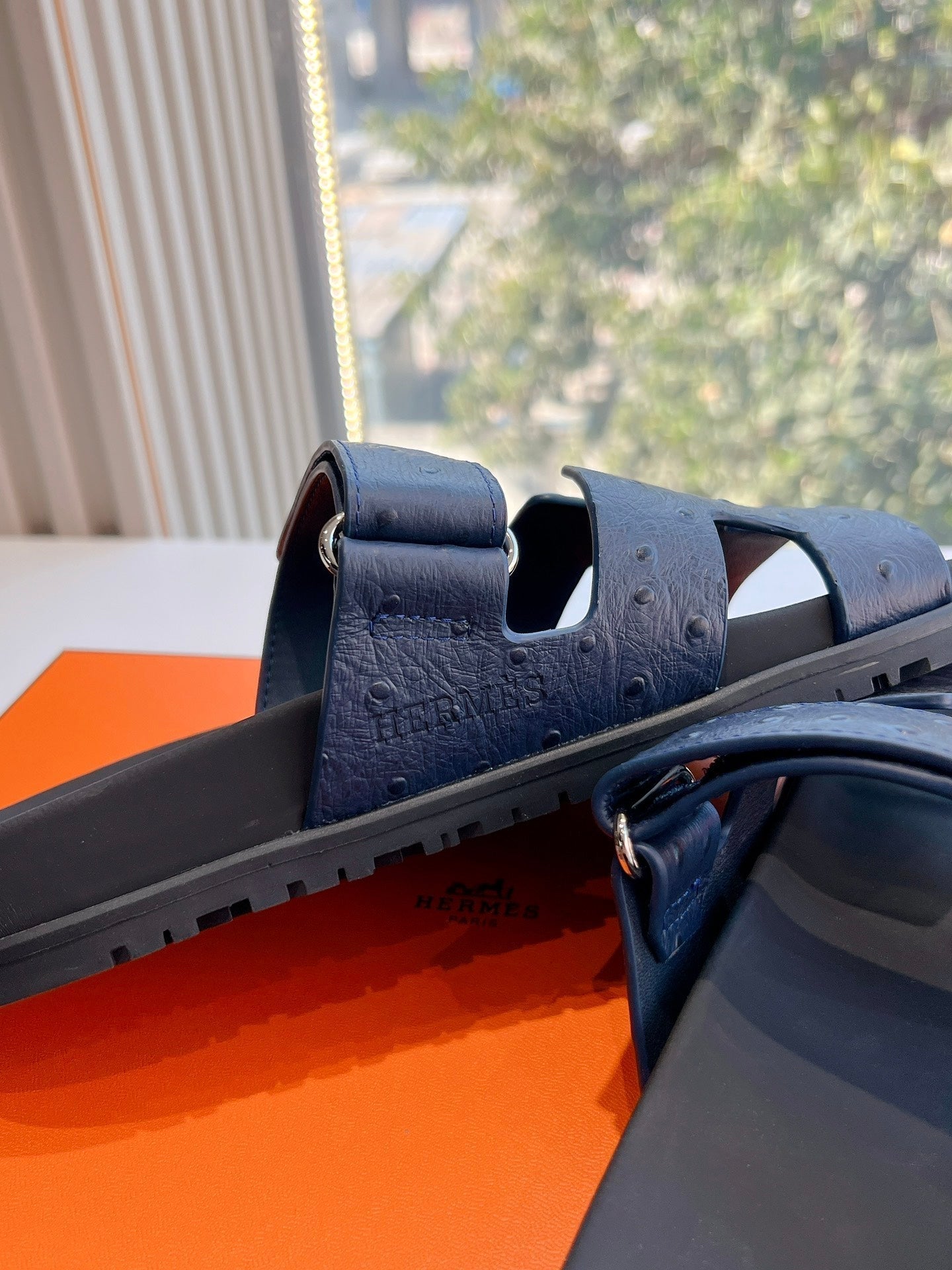 CHYPRE SANDAL IN BLACK GRAINED CALFSKIN