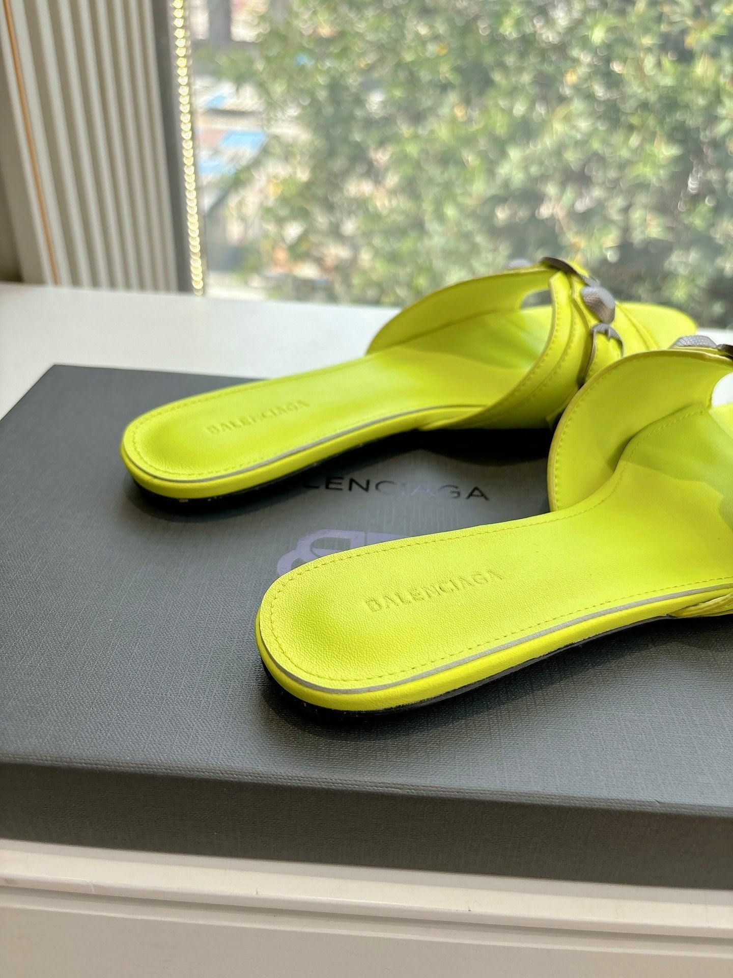 CAGOLE FLAT MULES IN LIME YELLOW CALFSKIN