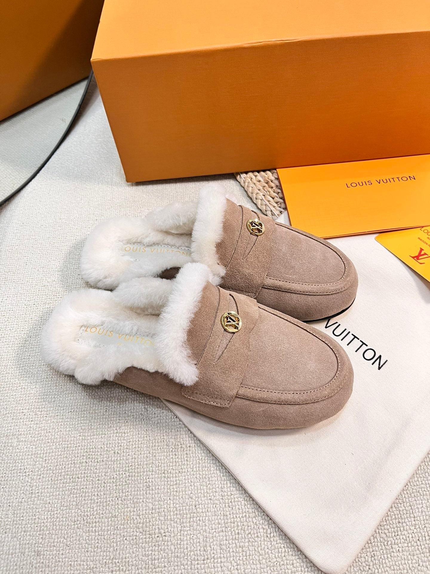 LV COSY FLAT COMFORT CLOG IN MEDIUM BROWN SUEDE AND SHEARLING LINING