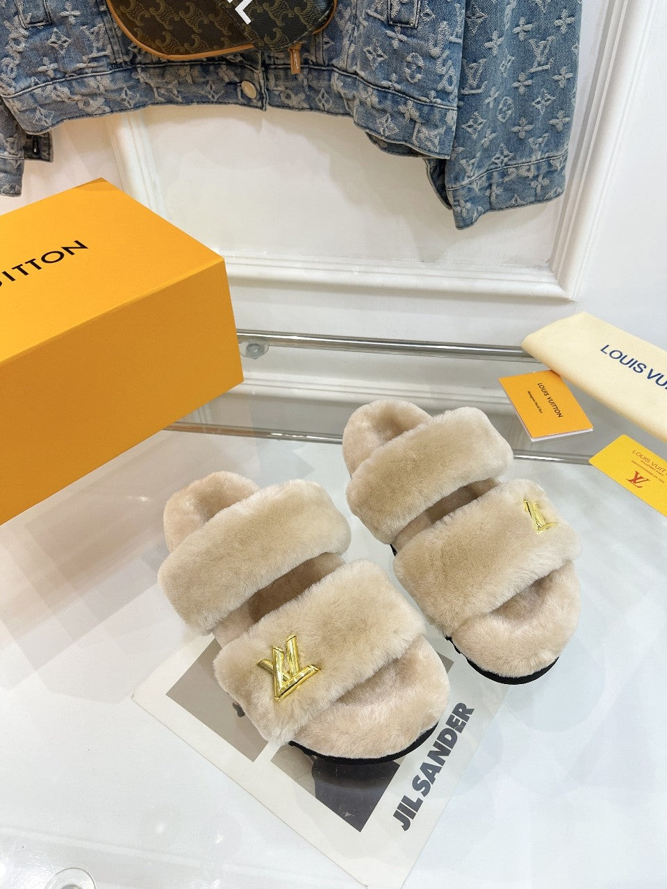 HALF MULE SLIPPERS IN CAMEL BEIGE FLEECE FEATURING METALLIC LOGO
