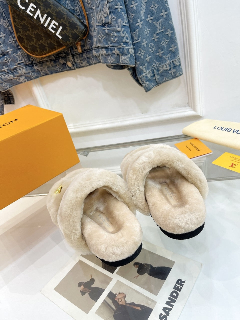 HALF MULE SLIPPERS IN CAMEL BEIGE FLEECE FEATURING METALLIC LOGO