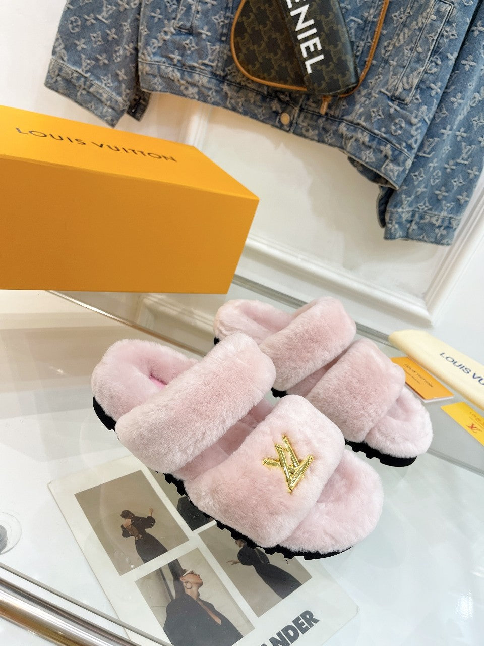 HALF MULE SLIPPERS IN LIGHT PINK FLEECE FEATURING METALLIC LOGO