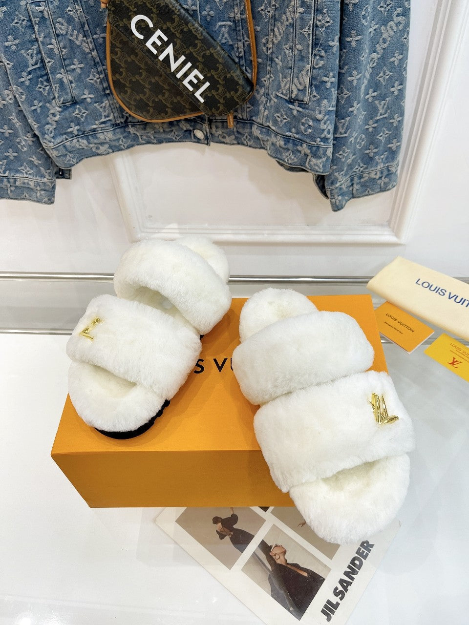 HALF MULE SLIPPERS IN WHITE FLEECE FEATURING METALLIC LOGO