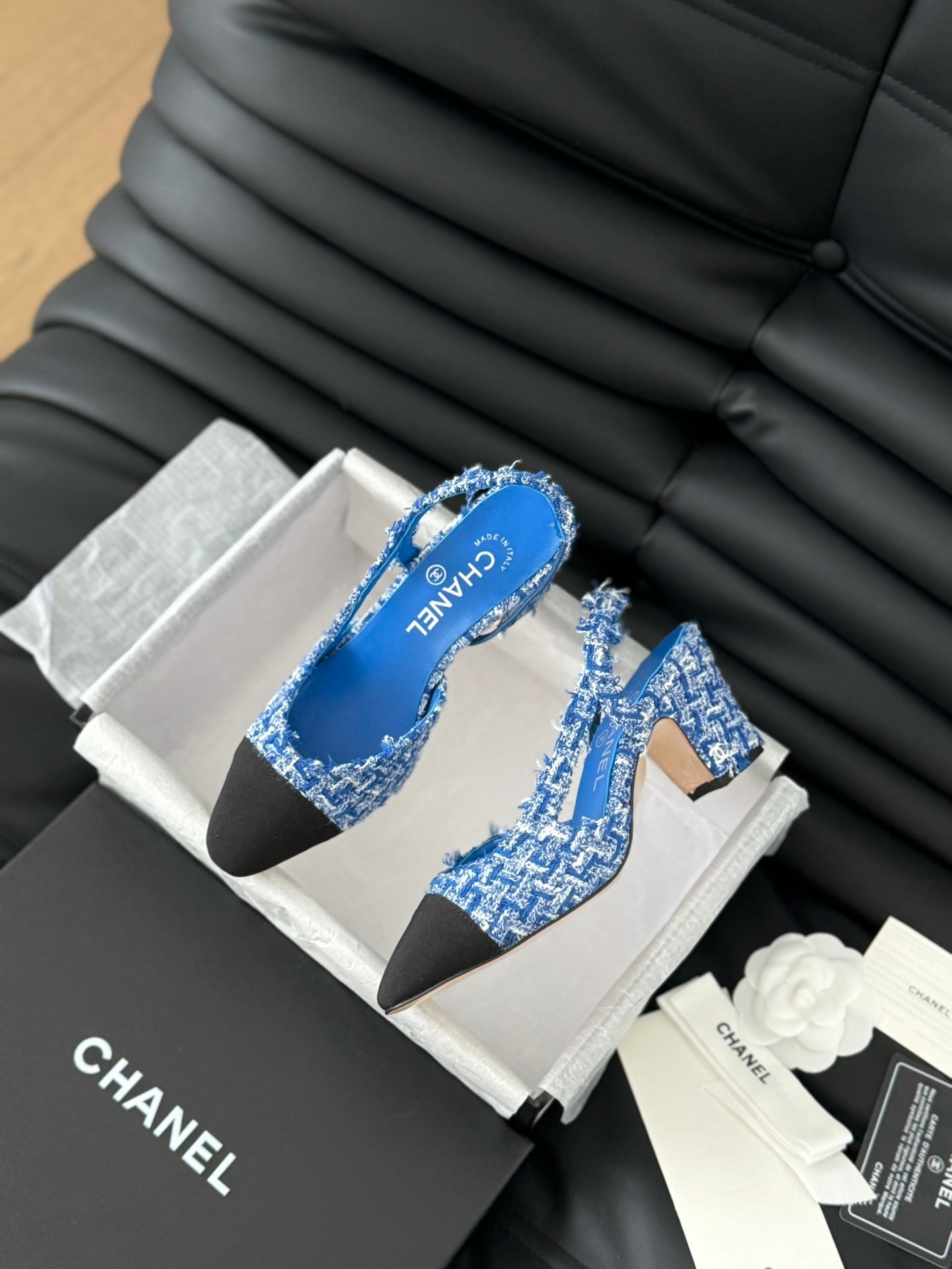 HIGH SLINGBACK IN COBALT BLUE TWEED AND BLACK LAMBSKIN