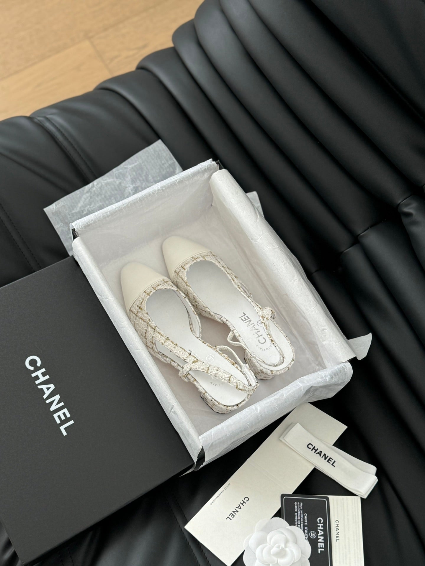 HIGH SLINGBACK IN WHITE TWEED AND LAMBSKIN