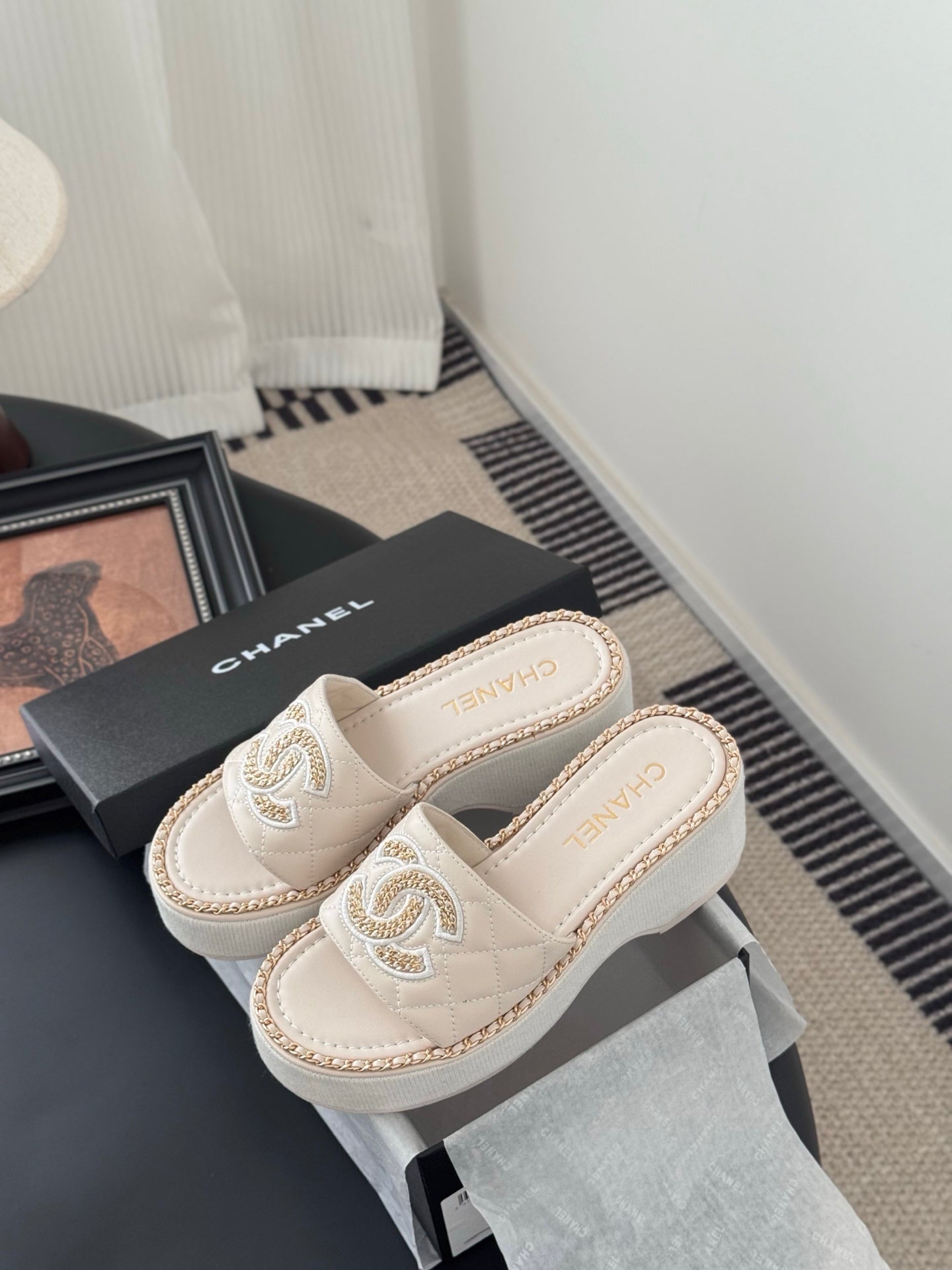 WEDGE HEELS IN HIGHT BEIGE CALFSKIN MIX CHAIN BASE