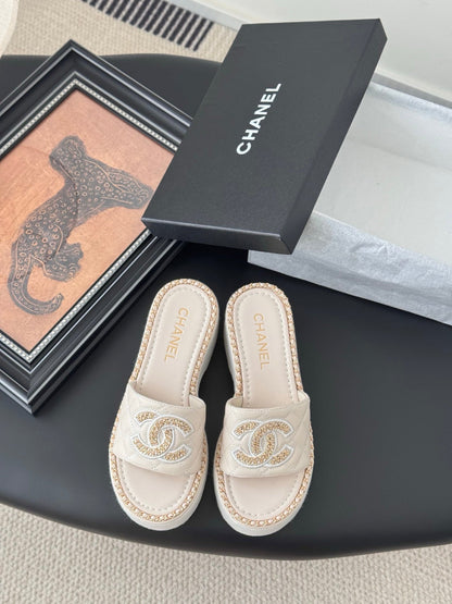 WEDGE HEELS IN HIGHT BEIGE CALFSKIN MIX CHAIN BASE