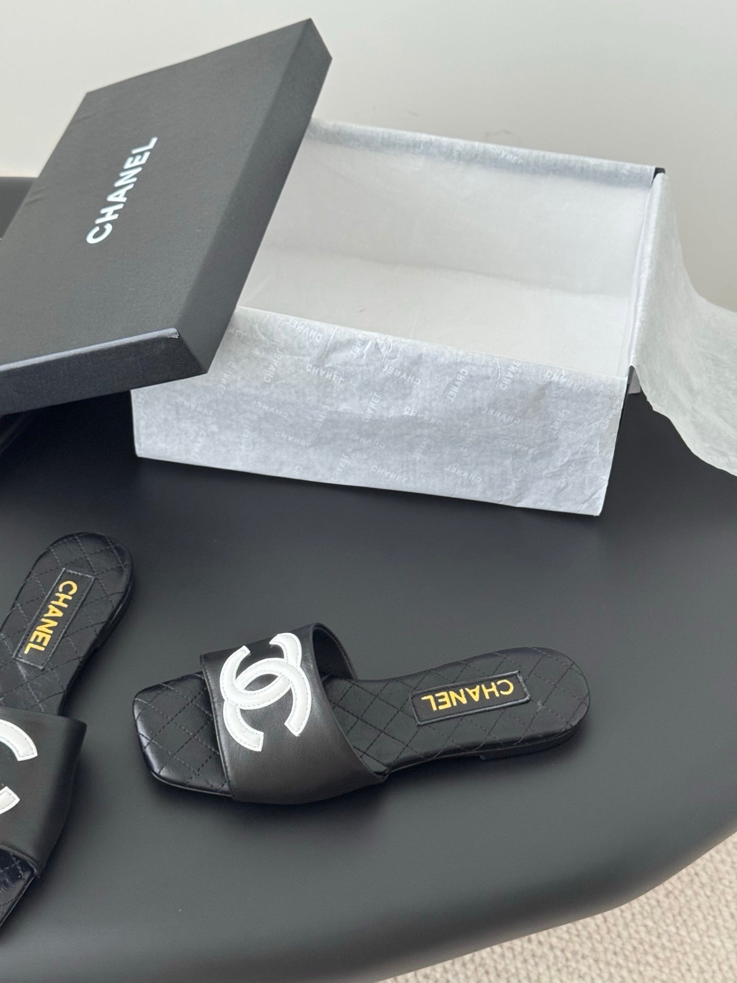 SLIPPER IN BLACK CALFSKIN