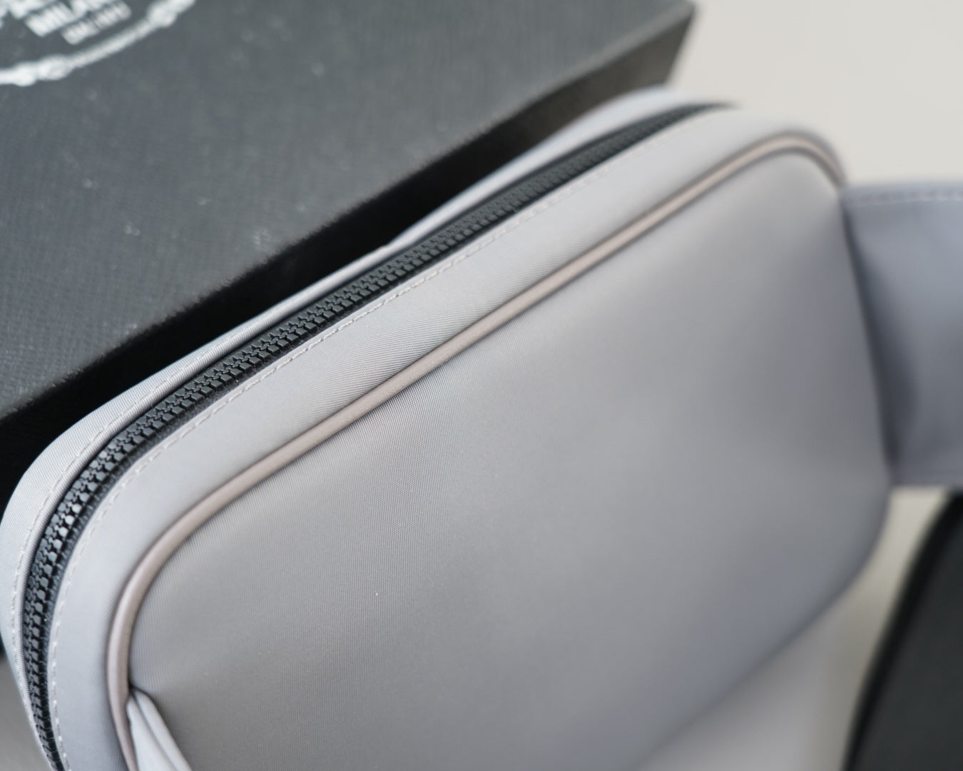 SHOULDER BAG 22 IN OSLO GREY RE-NYLON BLACK STRAP