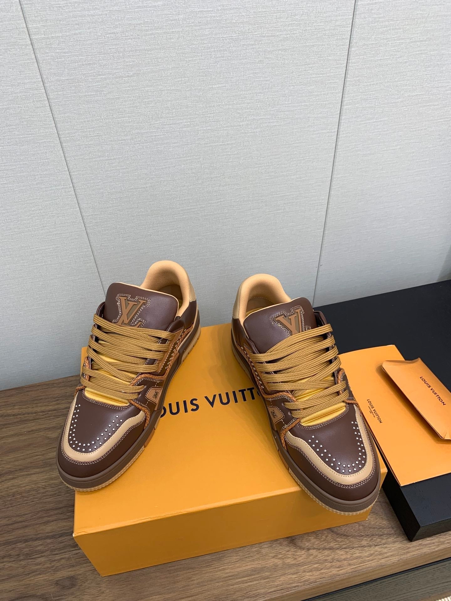 LV WOMEN'S TRAINER IN MARRON CALFSKIN