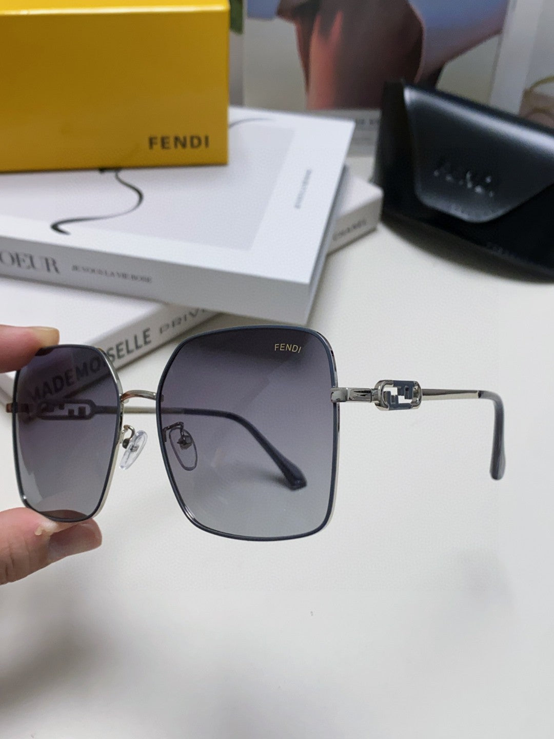 OVERSIZED BAGUETTE SQUARE FRAME SUNGLASSES 562043 IN METAL