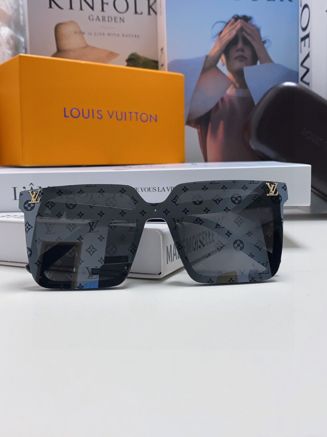 SQUARE SUNGLASS 581366 IN BLACK ACETATE MONOGRAM MASK ON LENS