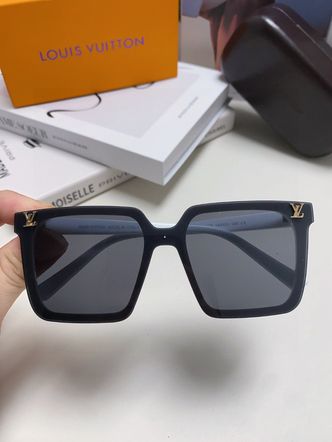 SQUARE SUNGLASS 581369 IN WHITE ACETATE