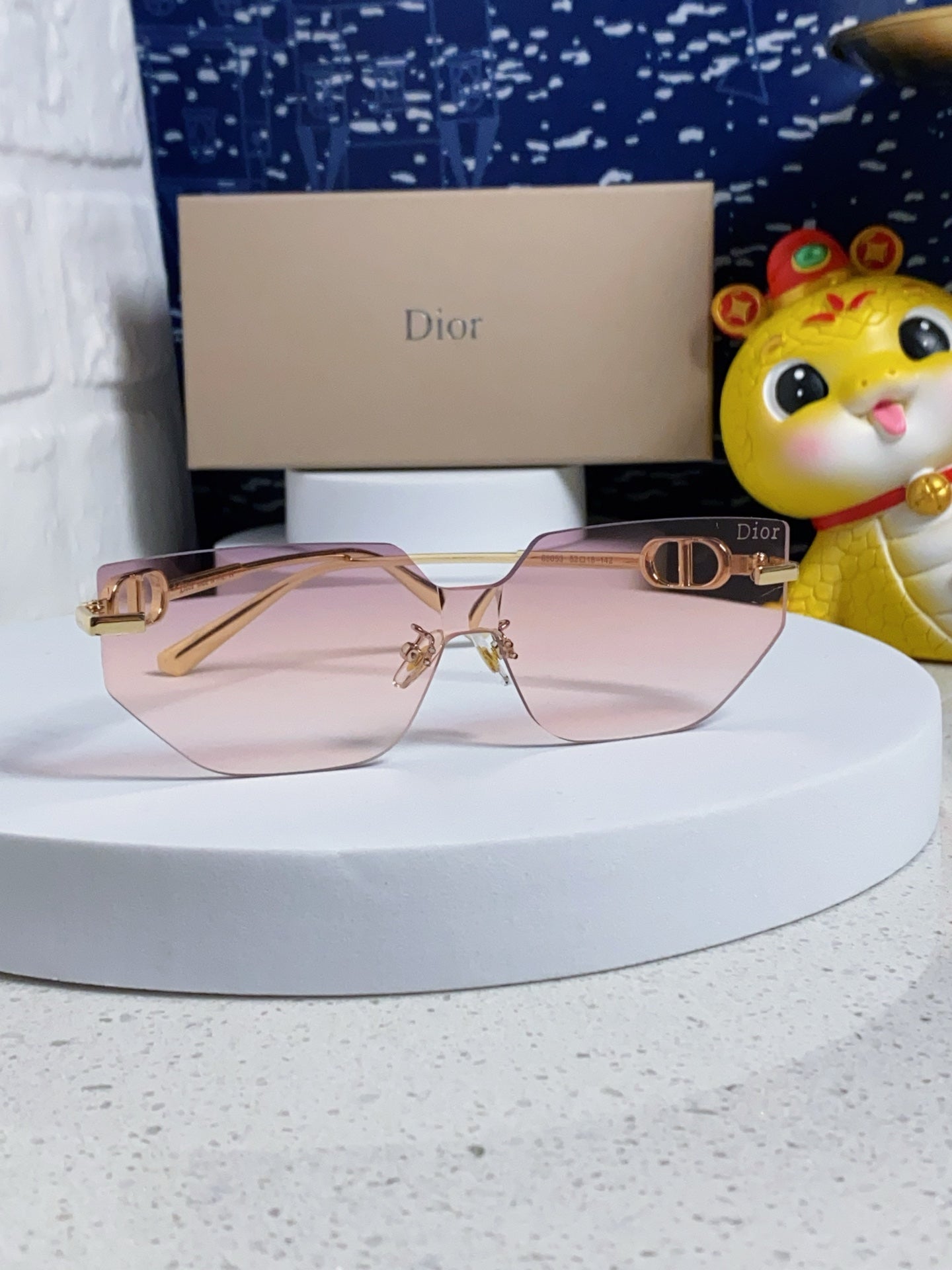 MONTAIGNE SUNGLASS 563191 IN GOLD METAL PINK SMOKE LENSES