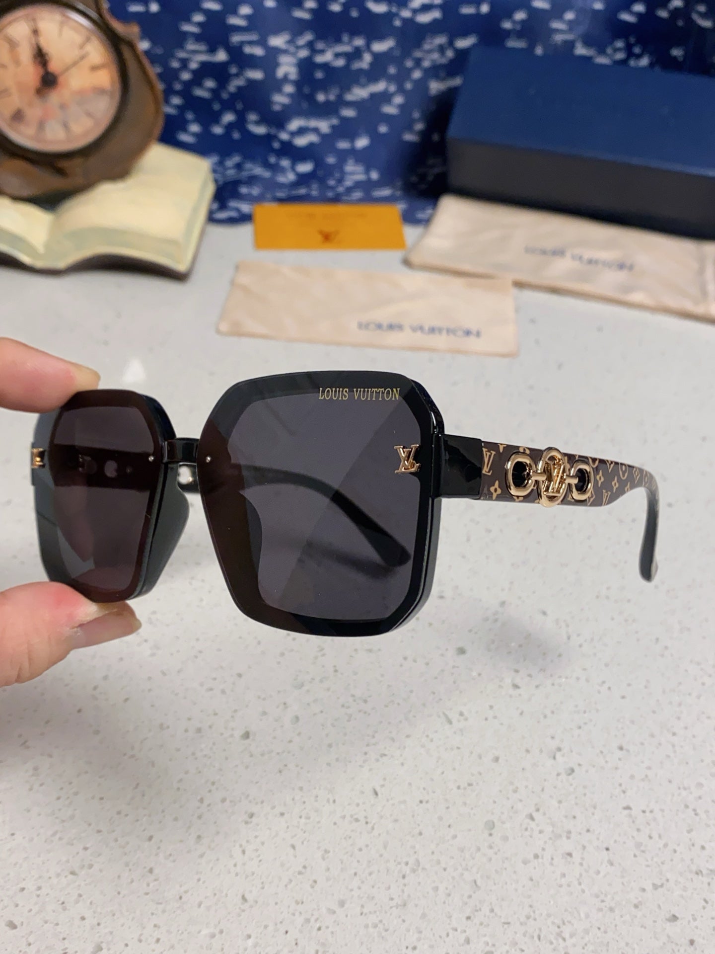 SQUARE SUNGLASSES 573321 IN BROWN ACETATE BLACK LENS MONOGRAM LOGO