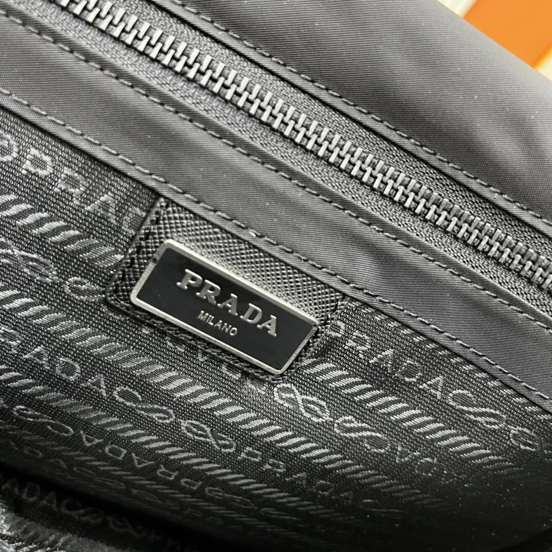 PRA SMALL 26 SHOULDERBAG IN BLACK SAFFIANO LEATHER