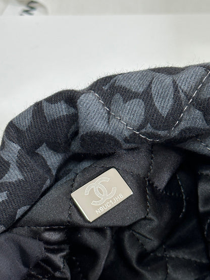 DRAWSTRING FLORAL PRINT SHOULDER BAG 20 IN BLACK MIX GREY DENIM