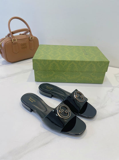 SLIDE SANDALS IN BLACK GLOSSY SHEEPSKIN ENAMELLED ROUND INTERLOCKING G